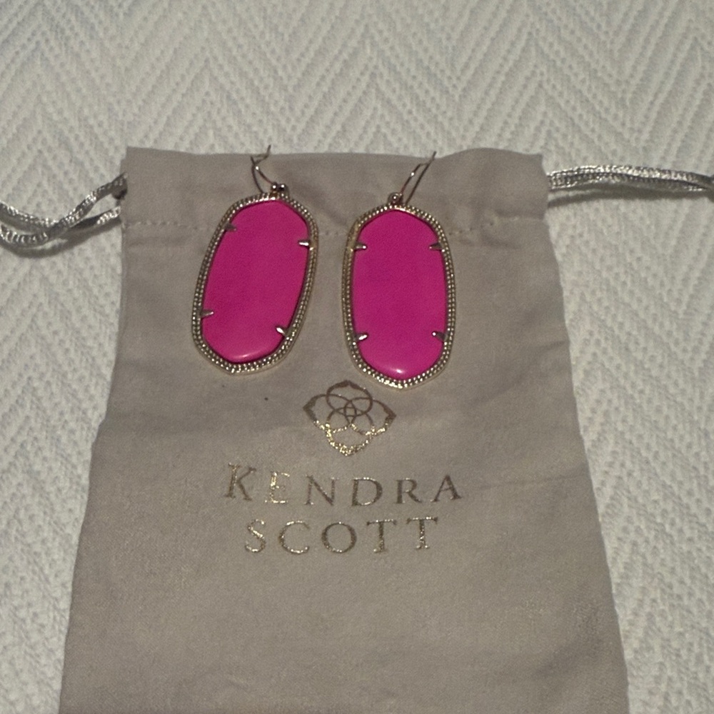 Kendra Scott Danielle Gold Drop
Earrings in Pink Opaque